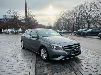 Gebraucht Mercedes A180 122 PS (89 kW) 2012 Grau Limousine