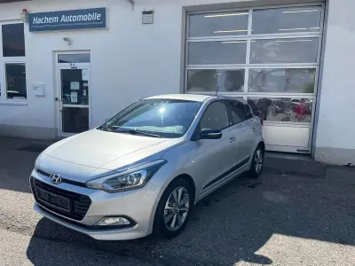 Gebraucht Hyundai i20 Passion Plus 120 PS (88 kW) 2018 Silber Limousine