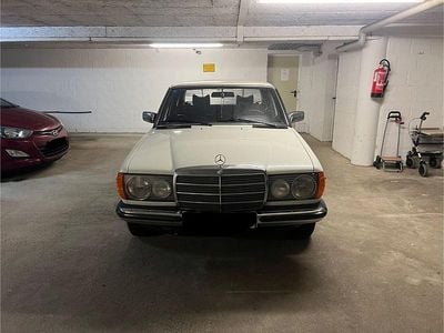 Gebraucht Mercedes 230 109 PS (80 kW) 1978 Weiß Limousine