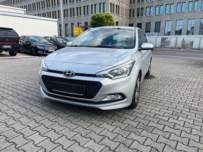 Gebraucht Hyundai i20 Basis 84 PS (61 kW) 2014 Silber Kleinwagen