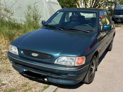 Używany Ford Escort Ghia 90 KM (66 kW) 1994 Niebieski Sedan/Limuzyna