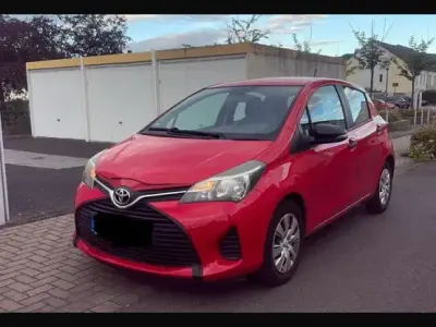 Gebraucht Toyota Yaris Basis 69 PS (50 kW) 2015 Rot Kleinwagen