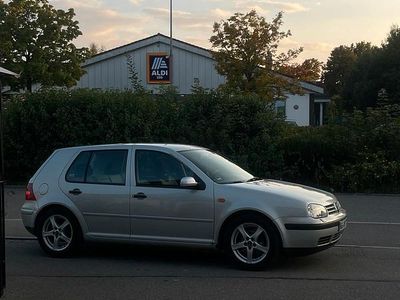 Silber Gebraucht 1998 VW Golf IV Kleinwagen | 2.200 €