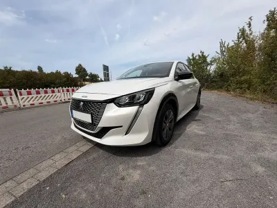 Gebraucht Peugeot e-208 Allure 100 kW (136 PS) 2022 Weiß Kleinwagen