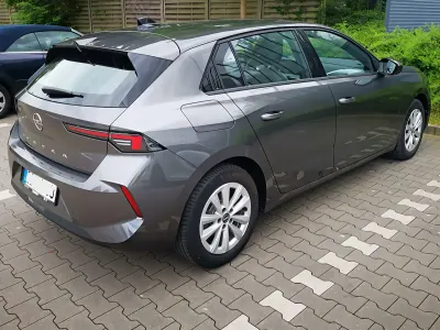 Używany Opel Astra Edition 131 KM (96 kW) 2025 Szary Hatchback