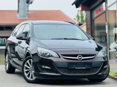 Gebraucht Opel Astra Edition 140 PS (102 kW) 2013 Braun Kombi