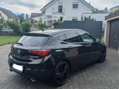 Używany Opel Astra Innovation 150 KM (110 kW) 2016 Czarny Sedan/Limuzyna