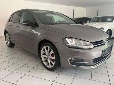 Gebraucht VW Golf VII Highline 122 PS (89 kW) 2014 Limestone grey metallic Limousine