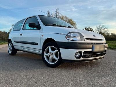 Second-hand Renault Clio II 75 CP (55 kW) 2000 Alb Hatchback