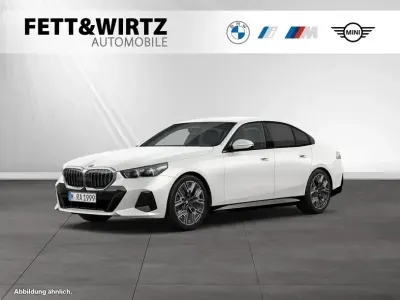Gebraucht BMW 520 M Sport 208 PS (152 kW) 2025 Mineralweiß metallic Limousine
