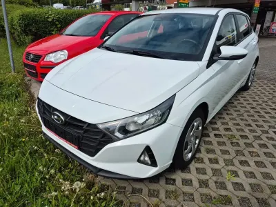 Gebraucht Hyundai i20 Pure 84 PS (61 kW) 2021 Weiß Kleinwagen