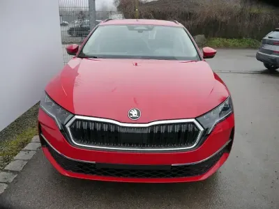 Nouă Skoda Octavia Selection 150 CP (110 kW) 2025 Roșu Break