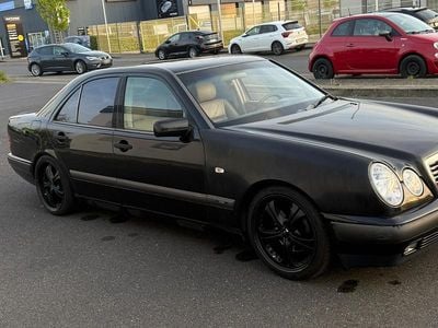 Gebraucht Mercedes E200 136 PS (100 kW) 1999 Schwarz Limousine