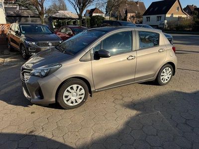 Gebraucht Toyota Yaris 99 PS (72 kW) 2015 Grau Kleinwagen