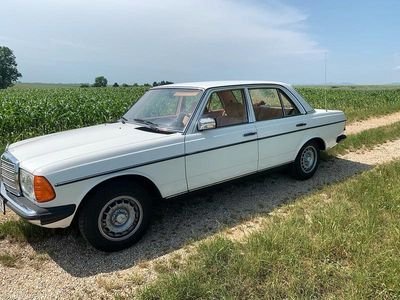 Gebraucht Mercedes E230 136 PS (100 kW) 1982 Weiß Limousine