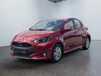 Neu Toyota Yaris Comfort 116 PS (85 kW) 2026 Karmine rot metallic Kleinwagen