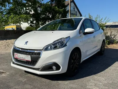 Gebraucht Peugeot 208 Signature Sky 82 PS (60 kW) 2019 Weiß Kleinwagen