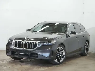 Gebraucht BMW 540 303 PS (222 kW) 2024 Sophistograu brillanteffekt Kombi