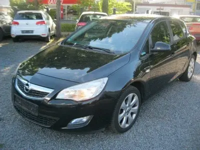 Begagnad Opel Astra Design Edition 101 HK (74 kW) 2013 Svart Sedan