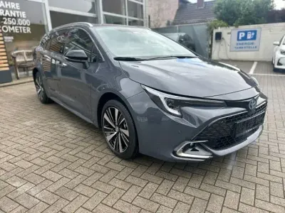 Neu Toyota Corolla Hybrid 179 PS (131 kW) 2026 Grau Kombi