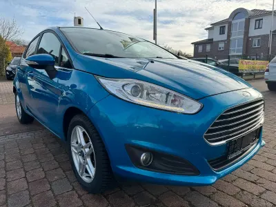Gebraucht Ford Fiesta Titanium 101 PS (74 kW) 2014 Arubablau metallic Kleinwagen