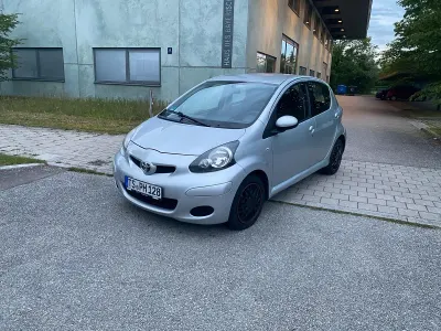 Gebraucht Toyota Aygo 68 PS (50 kW) 2010 Silber Kleinwagen
