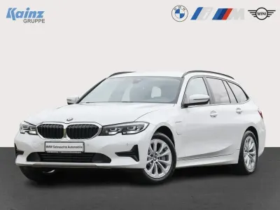 Gebraucht BMW 330e Advantage 292 PS (214 kW) 2021 Mineralweiss Kombi