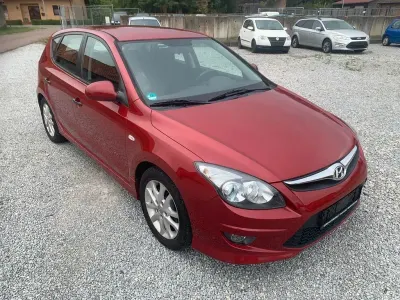 Gebraucht Hyundai i30 Edition 105 PS (77 kW) 2012 Rot Limousine