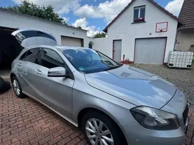Gebraucht Mercedes A180 Urban 122 PS (89 kW) 2014 Silber Kleinwagen