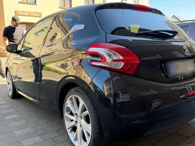 Gebraucht Peugeot 208 Allure 120 PS (88 kW) 2012 Schwarz Kleinwagen