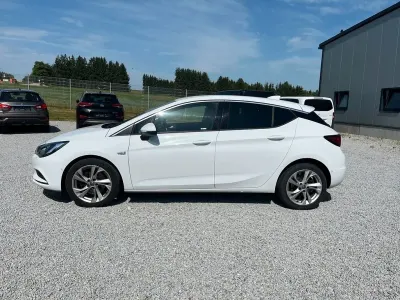 Używany Opel Astra Dynamic 160 KM (117 kW) 2017 Biały Sedan/Limuzyna