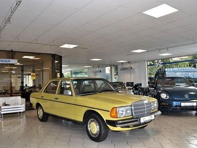 Gebraucht Mercedes 230 109 PS (80 kW) 1977 Mimosagelb (618u) Limousine