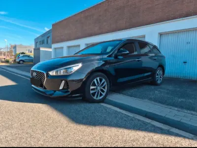Gebraucht Hyundai i30 Select 110 PS (80 kW) 2017 Schwarz Kombi