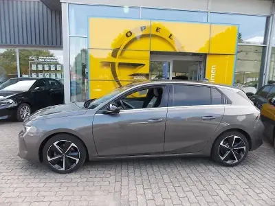 Gebraucht Opel Astra Elegance 131 PS (96 kW) 2023 Mondstein grau/e:vulkan grau Kleinwagen
