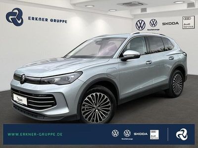 Silber (oyster silver metallic) Gebraucht 2025 VW Tiguan Elegance SUV | 51.400 €