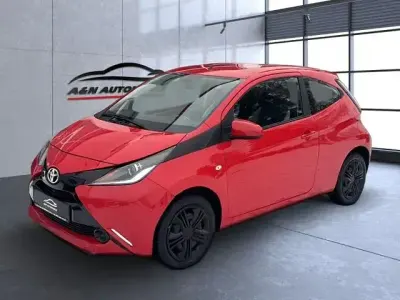 Second-hand Toyota Aygo X-play 132 CP (97 kW) 2016 Roșu Hatchback