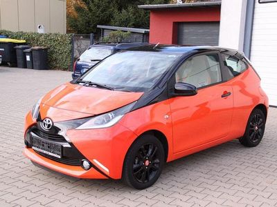 Second-hand Toyota Aygo X-cite 69 CP (50 kW) 2015 Portocaliu Hatchback