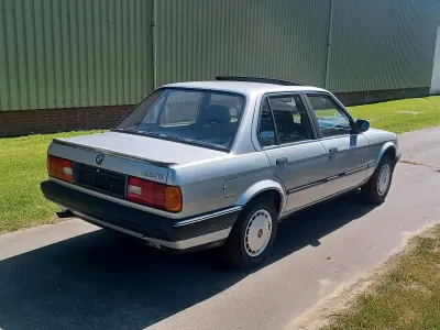 Gebraucht BMW 318 113 PS (83 kW) 1990 Silber Limousine