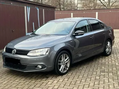Używany VW Jetta Match 105 KM (77 kW) 2012 Szary Sedan/Limuzyna