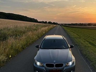 Grau Gebraucht 2012 BMW 318 Kombi | 5.999 € (Fairer Preis)