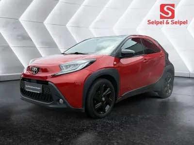 Gebraucht Toyota Aygo X Comfort 72 PS (52 kW) 2022 Chili red perleffekt/ night sky black SUV