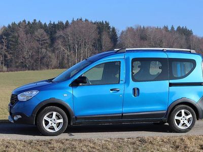 Blau Gebraucht 2018 Dacia Dokker Celebration Van / Kleinbus | 10.900 € (Fairer Preis)