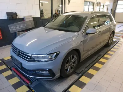 Gebraucht VW Passat R-line 200 PS (147 kW) 2023 Mondsteingrau Kombi