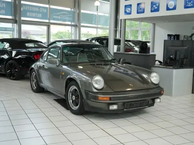 Begagnad Porsche 911SC 204 HK (150 kW) 1982 Grå Sportkupé