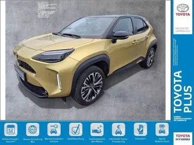 Gebraucht Toyota Yaris Elegant 116 PS (85 kW) 2023 Warm gold metallic, dach schwarz Kleinwagen