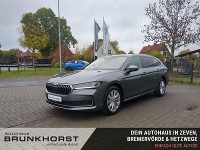 Neu Skoda Superb Selection 150 PS (110 kW) 2025 Grau (graphitegrau) Kombi