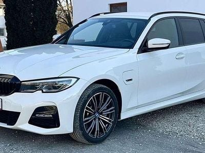 Alpinweiss iii Gebraucht 2022 BMW 330e M Sport Kombi | 29.499 € (Etwas zu teuer)