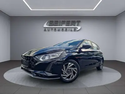 Neu Hyundai i20 Comfort 101 PS (74 kW) 2025 Phantom black Limousine