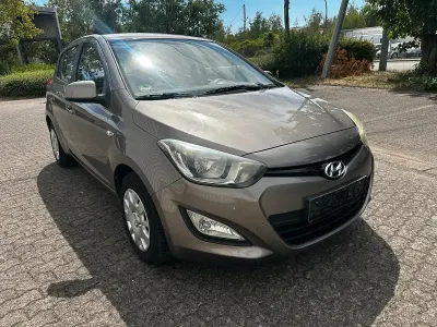 Gebraucht Hyundai i20 85 PS (62 kW) 2013 Gold Kleinwagen