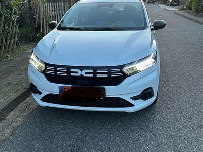 Weiß Gebraucht 2024 Dacia Sandero Essentiel Limousine | 14.400 € (Fairer Preis)